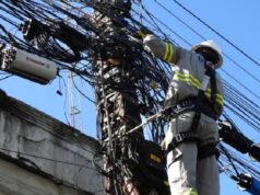 Prefeitura de João Pessoa segue com operação para retirar fiação irregular em postes da capital