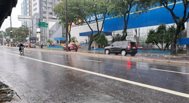 Defesa Civil coloca equipes em alerta após aviso de chuvas intensas em João Pessoa