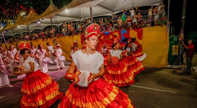 Carnaval Tradição tem desfiles de escolas de samba, tribos indígenas, clubes de frevo e maracatus